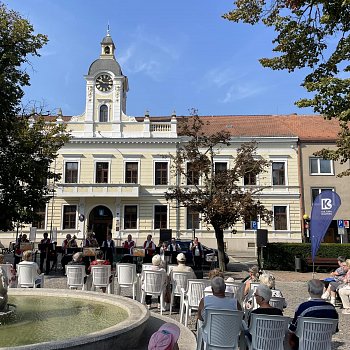 
                                Na letošním posledním promenádním koncertu zahrála Lipovanka. FOTO: KSMB
                                    