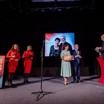 
                                Cenu města Blanska z rukou starosty Jiřího Crhy převzali taneční mistři Alena a Jiří Míšenští. FOTO: Michaela Buchtová 
                                    