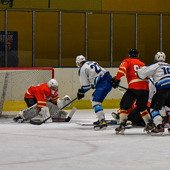 
                                Hokejisté Dynamiters Blansko HK hráli s Uherským Ostrohem 5:6 po samostatných nájezdech. FOTO: Nikola Škvareninová 
                                    