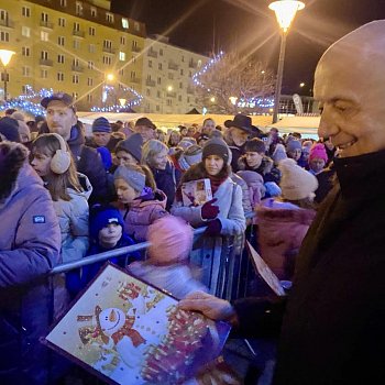 
                                Rozsvícení vánočního stromu na náměstí Republiky. FOTO: Pavla Komárková
                                    