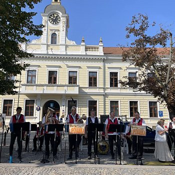 
                                Na letošním posledním promenádním koncertu zahrála Lipovanka. FOTO: KSMB
                                    