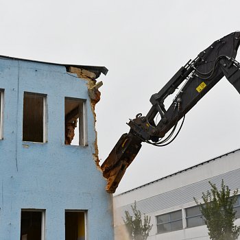 
                                Na sportovním ostrově začala demolice budovy lázní. FOTO: Michal Záboj
                                    