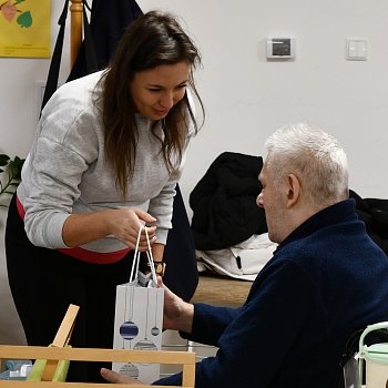 
                                Obyvatelé dvou blanenských domů s pečovatelskou službou v pátek s předstihem dostali vánoční dárky. FOTO: Michal Záboj
                                    