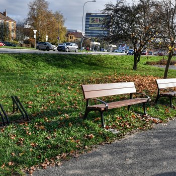 
                                Stezky pro chodce a cyklisty doplnil nový mobiliář. FOTO: Michal Záboj
                                    