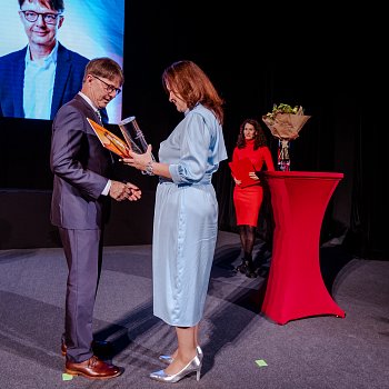 
                                Ocenění v kategorii Blanenská osobnost – Podnikání a inovace získal podnikatel Ivo Lachman. Cenu mu předala místostarostka Blanska Lenka Dražilová. FOTO: Michaela Buchtová.
                                    