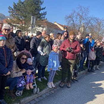 
                                Nedělní historický průvod sv. Martina přilíkal stovky přihlížejících. FOTO: Pavla Komárková 
                                    