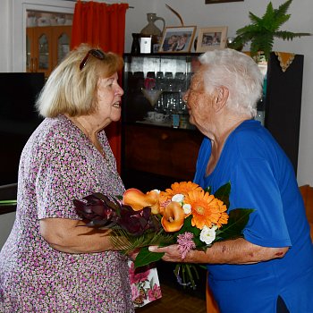 
                                K jubileu oslavenkyni za komisi pro občanské záležitosti gratulovala i Zdenka Kostrejová. FOTO: Michal Záboj
                                    