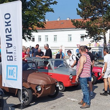 
                                Parkoviště u Poduklí hostilo Mezinárodní setkání a výstavu vozítek Velorex. FOTO: Jan Šustáček
                                    